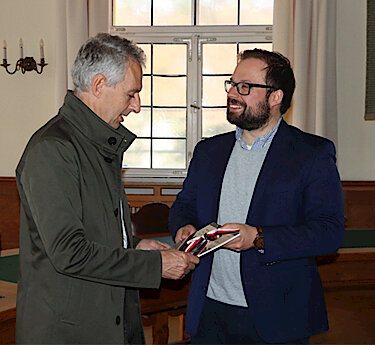 Erster Bürgermeister Norbert Seidl (links) mit Memmingens Oberbürgermeister Jan Rothenbacher